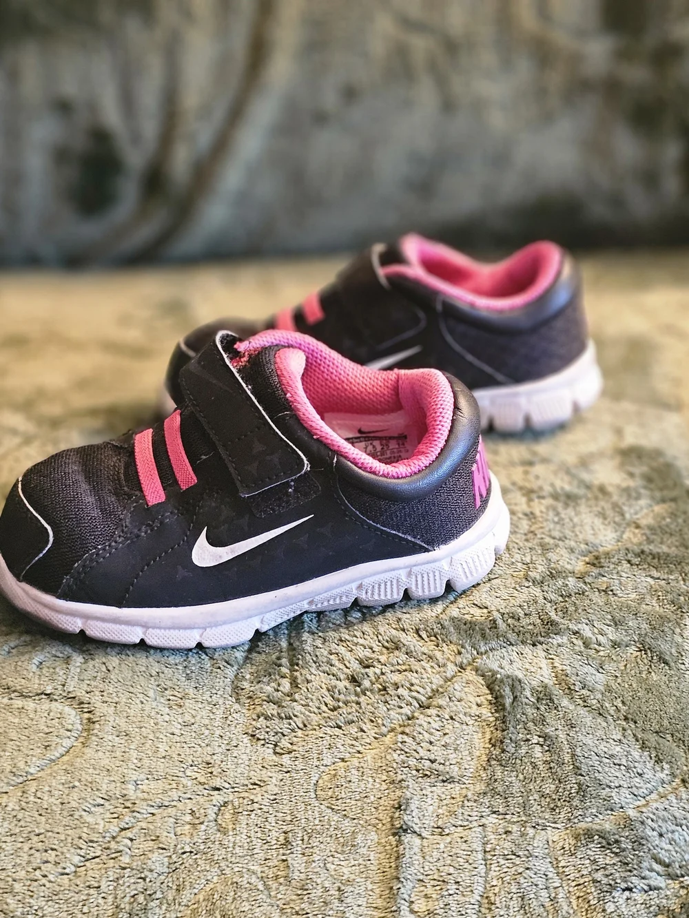 Nike Flex Supreme Toddler Kid's Black and Pink Velcro Athletic Sneakers Size 8C